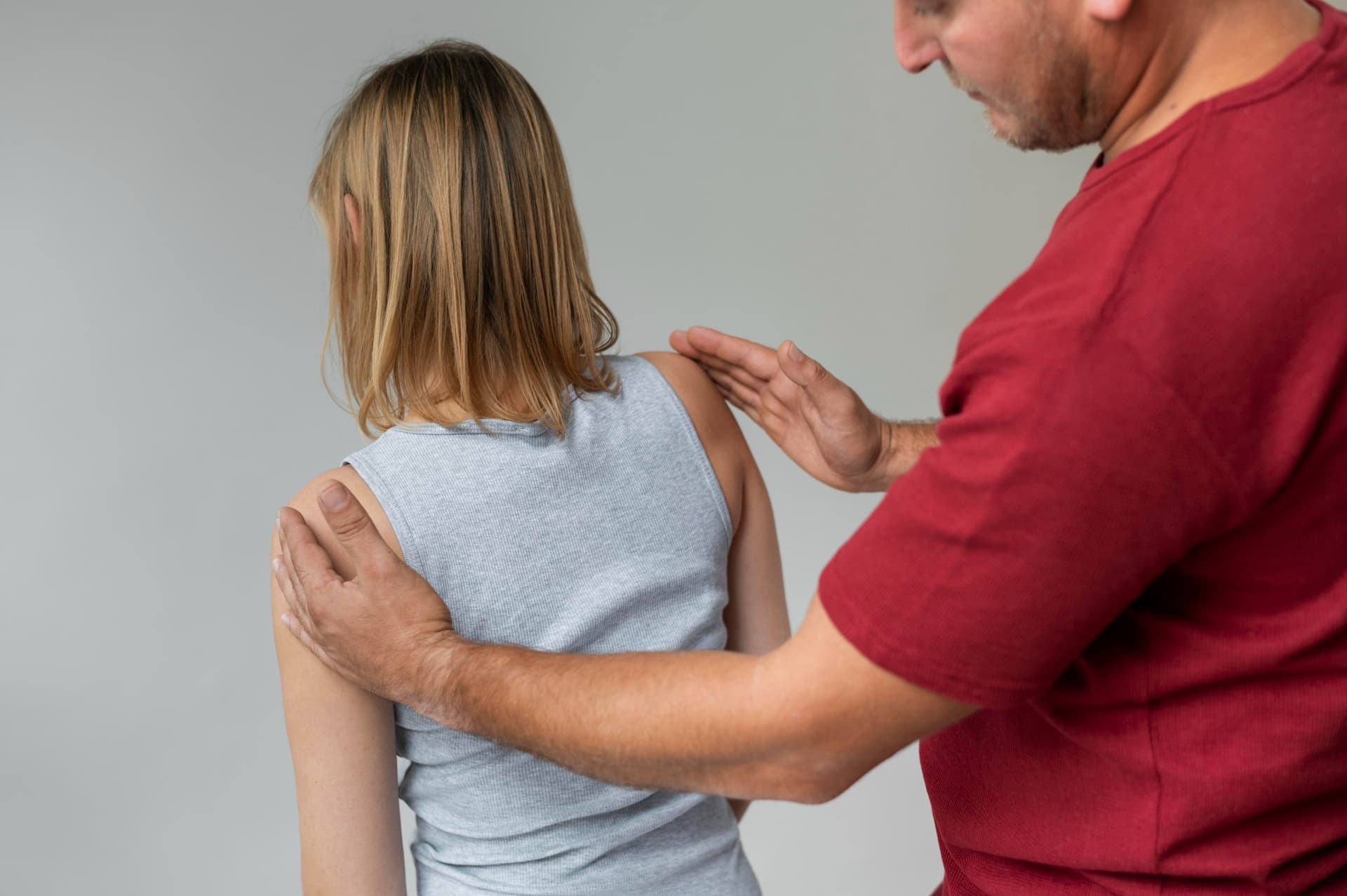 Skolyoz Nedir? Skolyoz Hakkında Kapsamlı Rehber: Tanı, Tedavi ve Merak Edilenler