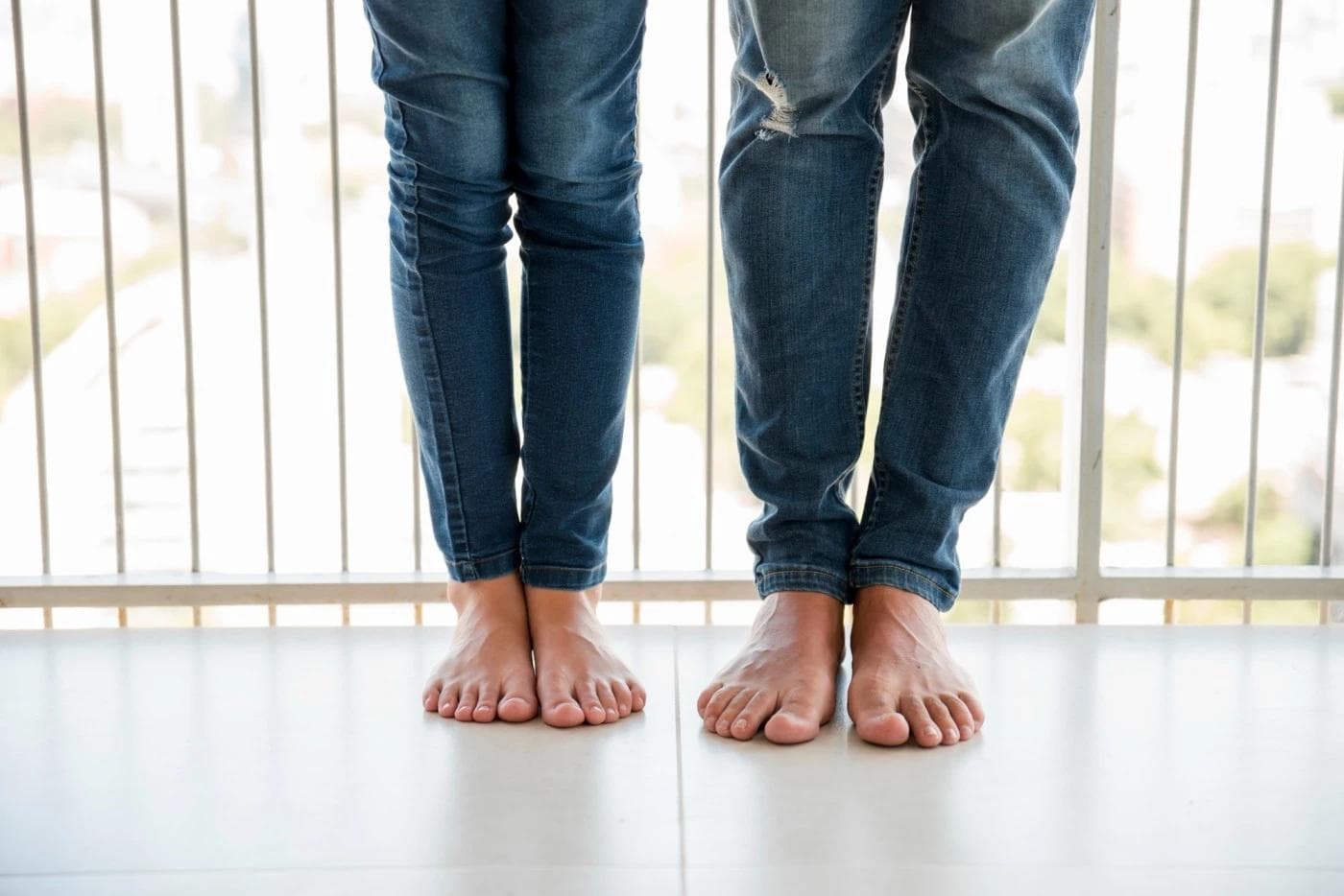 Evde Terlikle Yürümek mi, Çıplak Ayak Gezmek mi? Ayak Sağlığı İçin Hangisi Daha Doğru?
