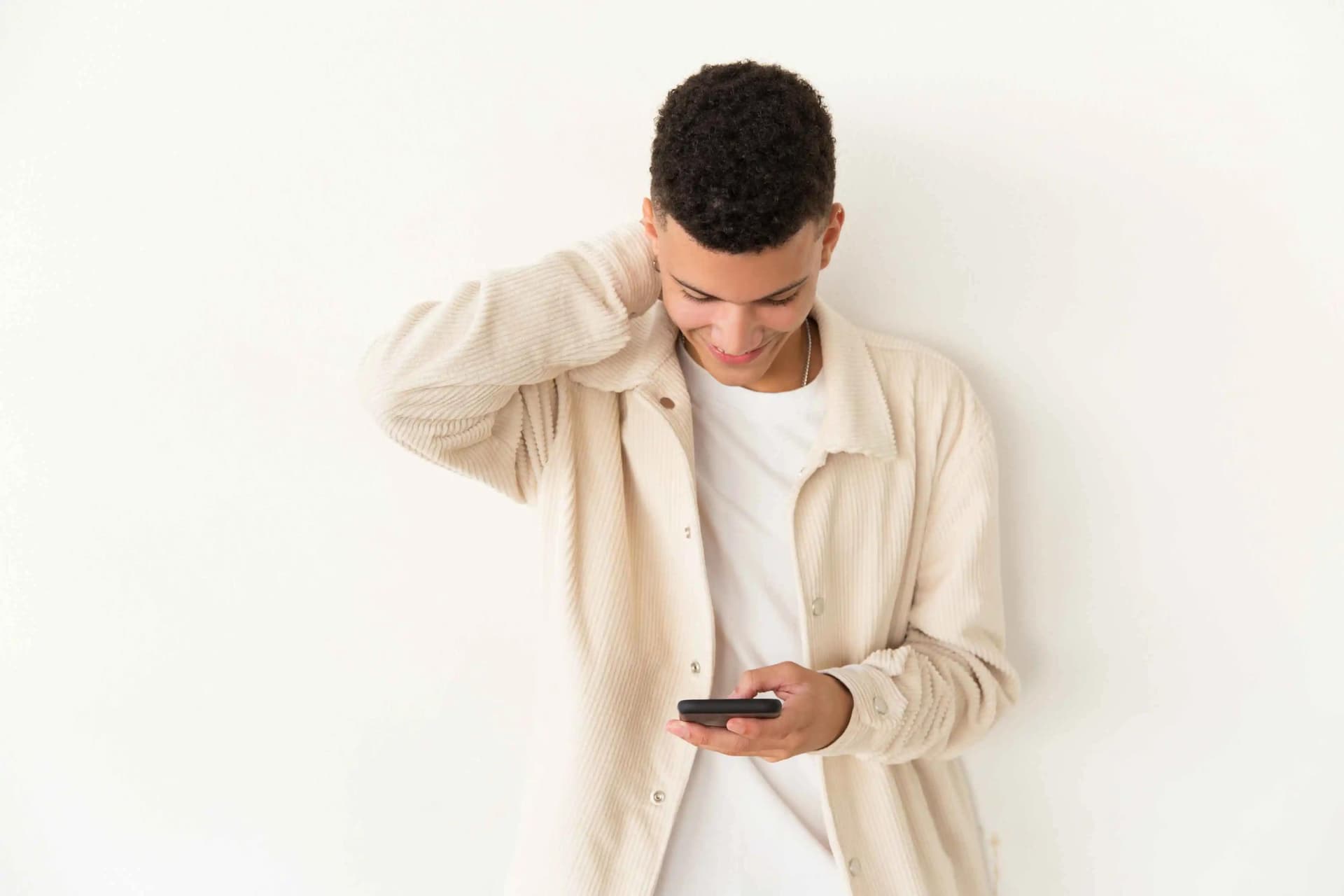 Telefon Detoksu Değil "Boyun Detoksu": Akıllı Telefon Bakış Açısı (Text Neck) Sendromu Nedir?