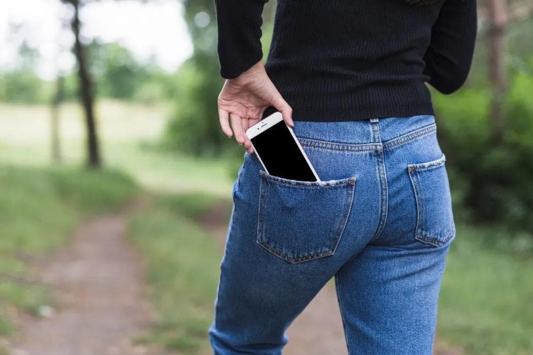 Sürekli Aynı Cebe Telefon Koymak Duruş Bozukluğuna Sebep Olabilir mi? Günlük Alışkanlıkların Omurgaya Etkisi