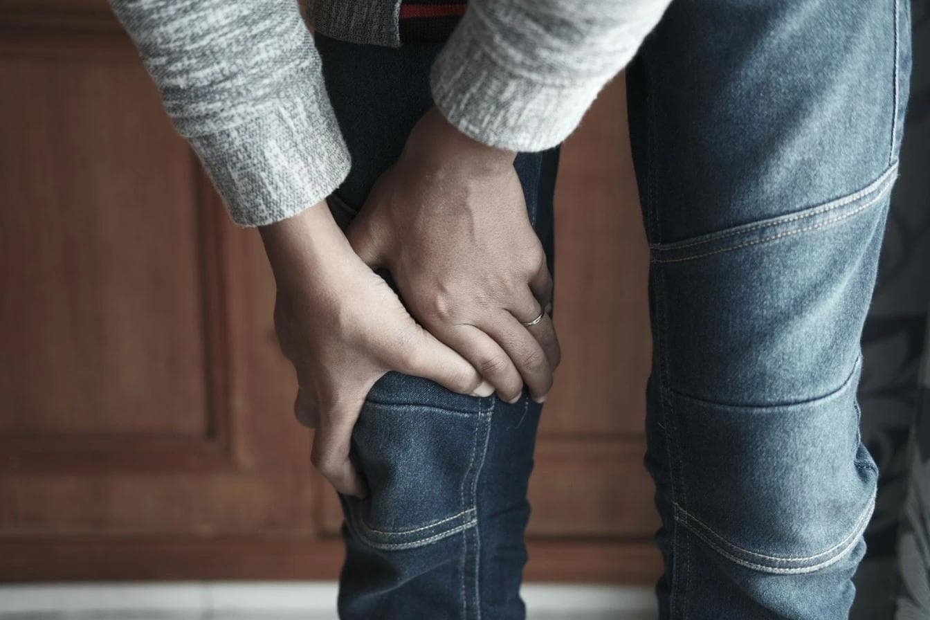 Dar Kot Pantolonlar ve Sıkı Kemerler Bacakta Uyuşmaya Neden Olur mu? Meralji Parestetika Sendromu