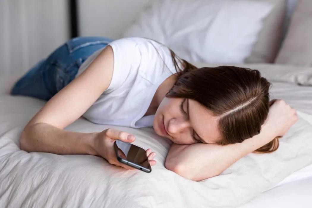 Gece Yatakta Telefon İnceleme Alışkanlığı: Yana Yatarak Ekran Bakmanın Omurgaya Gizli Zararları