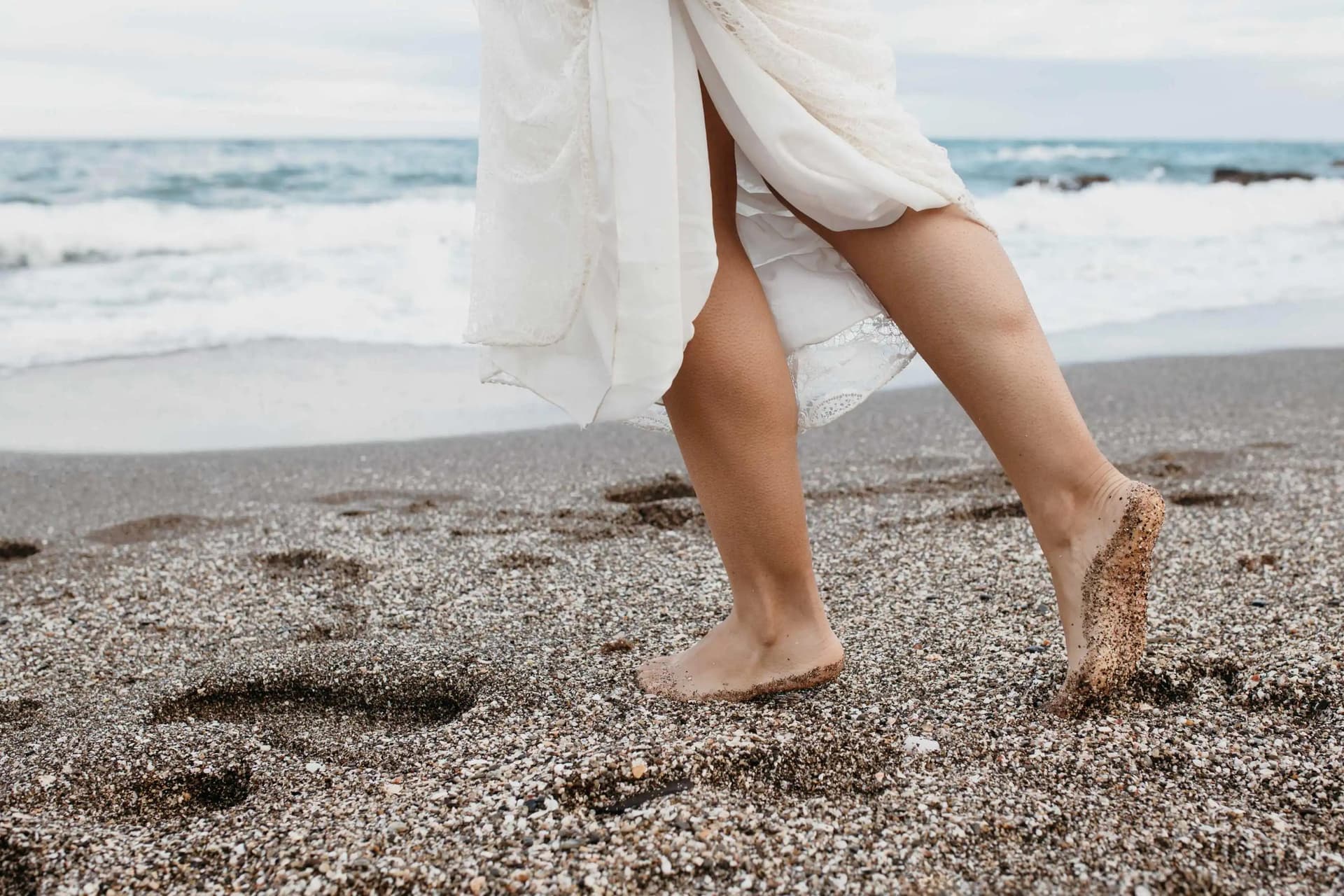 Çıplak Ayakla Yürümenin (Grounding/Earthing) Ayak Tabanı ve Vücut Mekaniğine Faydaları